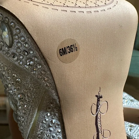 New Jessica Simpson Womens Sz6/36.5
Dollyi Crystal Embellished Bootie
Silver - Picture 8 of 10